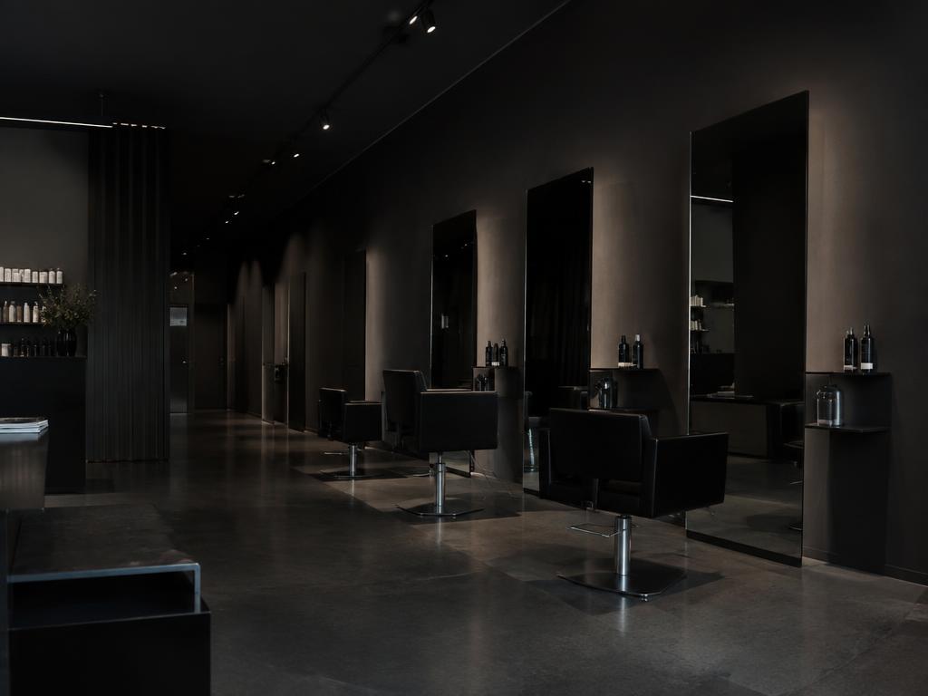 Donker, modern interieur van een kapsalon